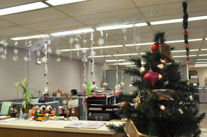 How to decorate your office cube for christmas